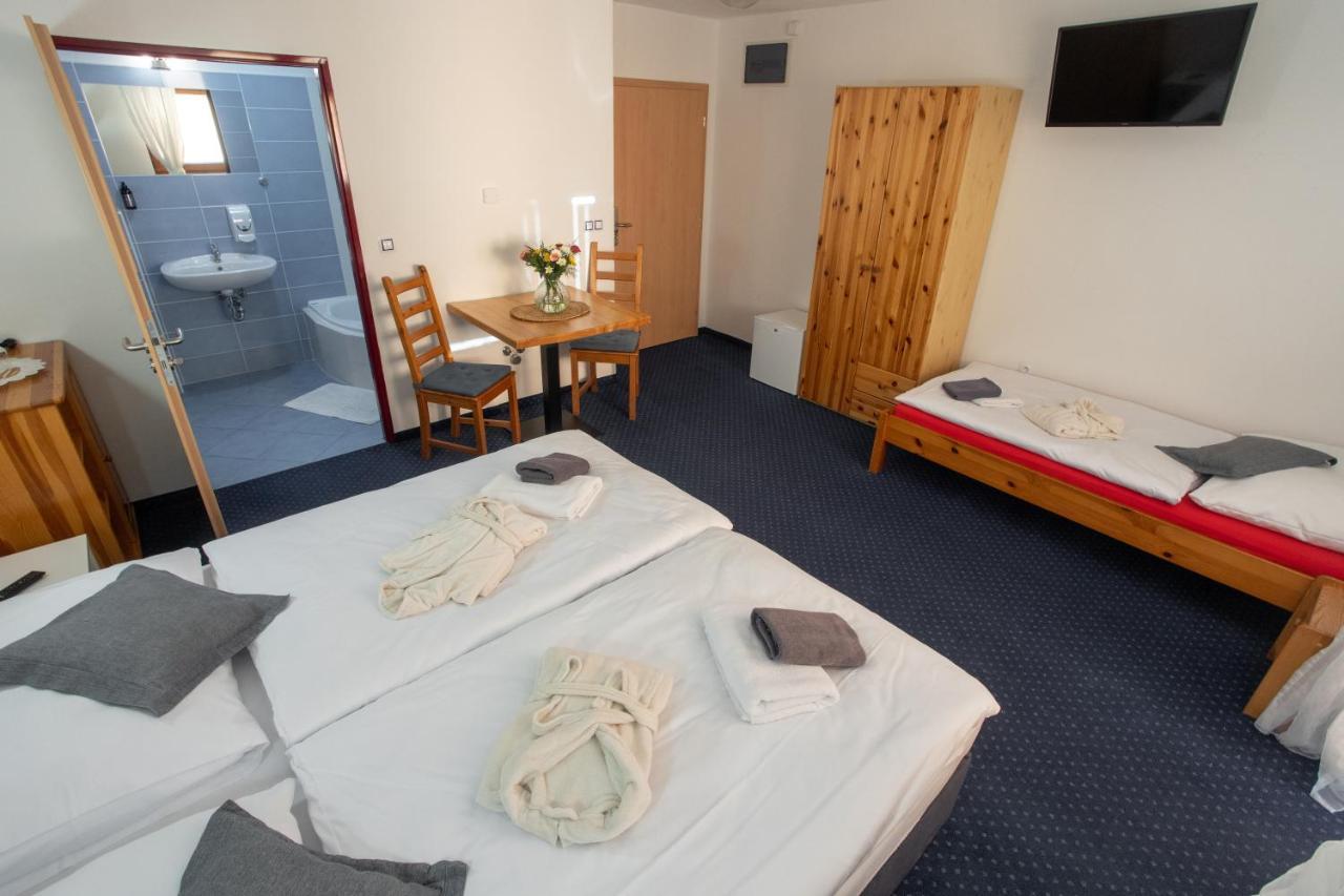 Wellness & Restaurant U Fandy Hotell Lhotka  Exteriör bild