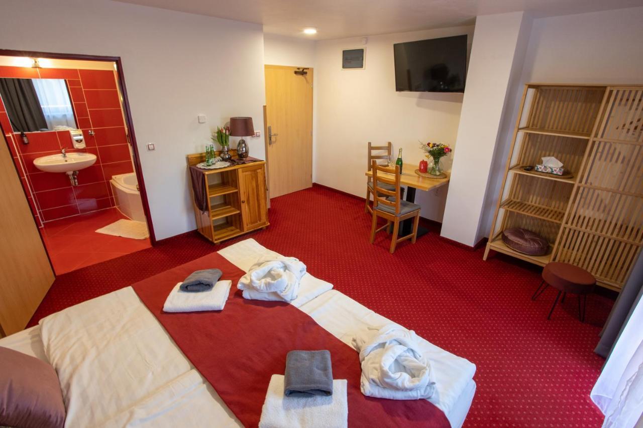 Wellness & Restaurant U Fandy Hotell Lhotka  Exteriör bild